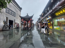 Foto: Menikmati Rintik Hujan hingga Kuliner di Jalan Hefang Hangzhou