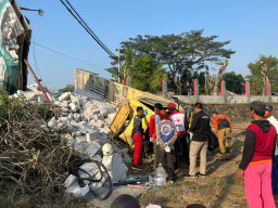 Truk Tabrak Tiang di Mojokerto: Sopir Terjepit, Kernet Terlempar ke Sawah