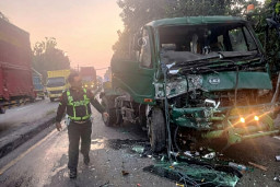 Dua Truk Trailer Tabrakan di Sidoarjo, Sopir Patah Kaki dan Tangan