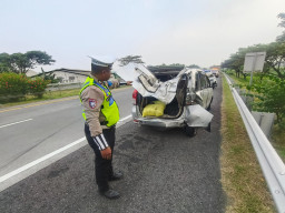 Mobil HiAce Pembawa 6 Turis Tabrak Avanza di Tol Surabaya-Mojokerto, Begini Kondisinya