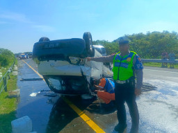 Pecah Ban, Pikap Terguling di Tol SuMo 1 Tewas 2 Luka