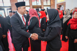 Wali Kota Eri Wajibkan Pejabat Perempuan di Surabaya Dapat Izin Suami, Ini Risikonya Bila Dilanggar