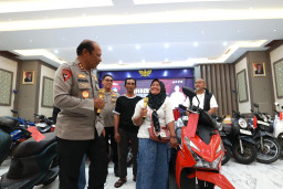 Bahagianya Korban Pencurian saat Motornya Dikembalikan Polda Jatim