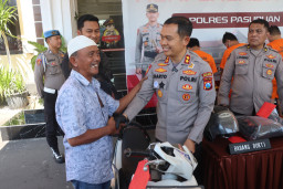 Senangnya Korban Pencurian saat Motornya Dikembalikan Polres Pasuruan