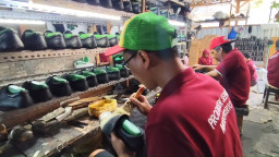 Jelang Tahun Ajaran Baru, Produksi Sepatu Safety di Mojokerto Banjir Pesanan