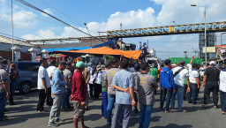 Ribuan Buruh Pakerin di Mojokerto Kembali Gelar Demo: Tuntut Upah, Blokade Jalan