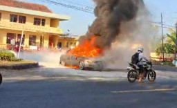 Sedan Baleno Terbakar di SPBU Probolinggo, di Dalam Mobil Petugas Temukan 8 Jeriken Isi Petralite