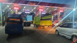 Imbas BBM Kosong di Kawasan Perak Surabaya, Antrean Kendaraan Bikin Macet