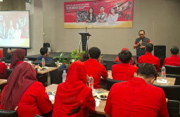 Di Bulan Bung Karno, Armuji Tantang Kader Gen Z PDIP Surabaya jadi Anggota Dewan