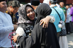 Isak Tangis Pecah saat Penyambutan Kepulangan 222 Jemaah Haji Mojokerto