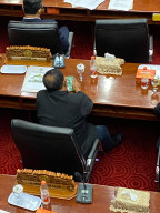 Pengamat Politik Sebut Anggota DPRD Surabaya yang Ngegim saat Paripurna Perlu Dievaluasi