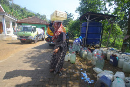 Momen Haru Warga Mojokerto Sambut Bantuan Air Bersih dari Pemerintah