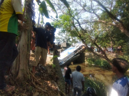 Bus Sugeng Rahayu Terbalik Masuk Sungai di Nganjuk