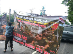 Demo di Kejati Jatim, Aliansi Madura Indonesia Desak Mantan Jampidsus Segera Diadili dan Dimiskinkan