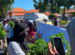 Emak-emak HMD Gemas Surabaya Gelar Aksi Dukung Program MBG, Cuma Pura-pura atau Terpaksa?