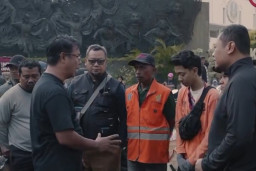 2 Oknum Petugas DLH Surabaya Peras Pedagang di Kawasan Tugu Pahlawan, Ini Tampangnya