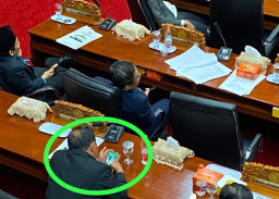Heboh, Seorang Anggota DPRD Surabaya Diduga Asik Ngegim saat Rapat Paripurna