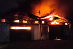 Dua Gudang Mebel di Romokalisari Surabaya Ludes Terbakar