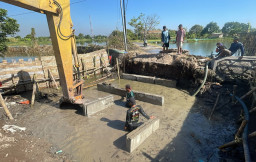 Ketika Wabup Sidoarjo Mimik Pakai Dana Pribadi Bangun Jembatan Kedungbanteng–Balongdowo