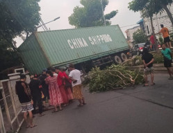 Truk Trailer Tabrak Rumah dan Pelajar di Surabaya Hingga Patah Tulang