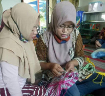Bisnis Keterampilan Rajut dari Candipari, Perjalanan Ernawati Menembus Pasar Internasional