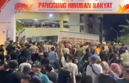 Konser Denny Caknan di Eks Hi-Tech Mall Surabaya Membludak, Pagar Besi Sampai Jebol