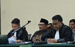 Tas Kresek Berisi Rp200 Juta dan Nama "Pak Wali" dalam Sidang Korupsi Proyek di Madiun