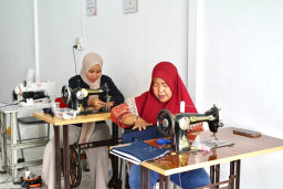 Melihat Keterampilan Kelompok Usaha Jahit Surabaya Sulap Seragam Bekas PDS jadi Dompet