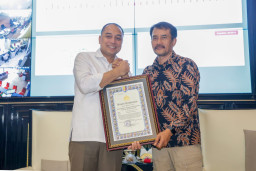 Pemkot Surabaya Terima Penghargaan Kapolri dalam Cegah Radikalisme Bersama Densus 88