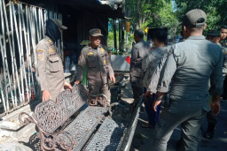 Lapak Barang Bekas di Kaliwaron Digerebek, Temukan Kursi Besi Berlogo Pemkot Surabaya
