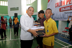 Pemkot Surabaya Beri Bantuan Pendidikan untuk 7.380 Siswa SMA/SMK/MA Sederajat