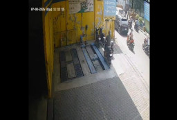 Tenangnya Pria Berjaket saat Curi Motor di Bengkel Mojokerto Meski Terekam CCTV