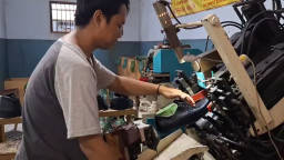Jelang Masuk Sekolah, Pengrajin Sepatu Pantofel Kulit di Mojokerto Banjir Pesanan