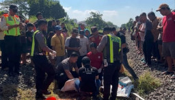 Sengaja Lintasi Rel, Pria Misterius Tewas Tertabrak Kereta di Krian