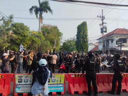 Massa PSHT Kepung Markas M1R di Surabaya: Sempat Ricuh, Satu Petugas Terluka