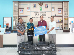 Dukung Aktivitas Ekonomi Masyarakat, TPK Perawang Serahkan Bantuan Tenda Lipat untuk UMKM