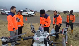 BPBD Jatim Terjunkan Drone Water Spray dan Truk Air Padamkan Kebakaran Bromo