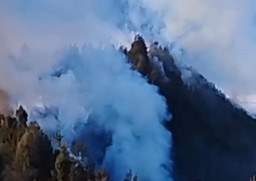 Bromo Kembali Terbakar, Api Merembet ke Arah Jembatan Kaca hingga Villa