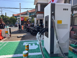 Kabar Baik, Masyarakat Kini Bisa 'Cas' Mobil Listrik di Gedung DPRD Jatim