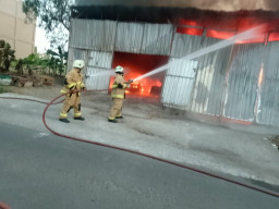 Gudang Kayu di Made Surabaya Terbakar, Mobil dan Dua Motor Hangus