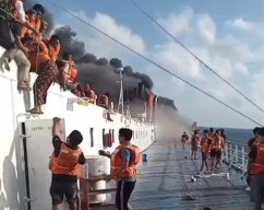 KMP Mutiara Sentosa 2 Terbakar di Laut Sumenep, 250 Penumpang Dievakuasi