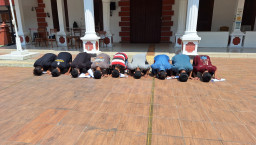 Sujud Syukur 9 Warga Binaan Lapas Mojokerto saat Terima Remisi Bebas di HUT RI ke-81