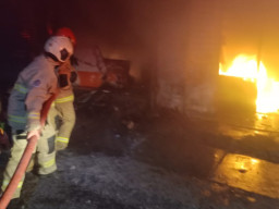Tempat Usaha Laundry di Ploso Bogen Surabaya Ludes Terbakar