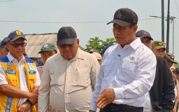 Kunjungi Lahan Terdampak Kekeringan di Gresik, Mentan Amran Tawarkan Solusi Gak Pake Ribet