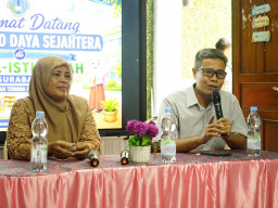 Perkuat Minat Baca, PT Pelindo Daya Sejahtera Serahkan Bantuan Perpustakaan ke SD Al Istiqomah Surabaya