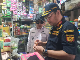 Bupati Gus Barra Pimpin Razia Rokok Ilegal di Pasar Sawahan Mojokerto, Ratusan Ribu Batang Disita