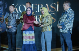 Sukses Majukan Koperasi, Wali Kota Mojokerto Ning Ita Sabet Penghargaan dari Menkop