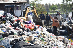 Pemkot Surabaya Tertibkan Pengolahan Sampah Ilegal di Keputih, Baunya Menyengat