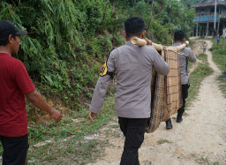 Perjuangan Polisi Menembus Pegunungan Mambi, Tandu Nenek Sakit 8 Km demi Selamatkan Nyawa