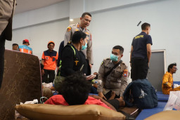 Potret Sentuhan Kemanusiaan Polisi untuk Korban KMP Mutiara Sentosa II